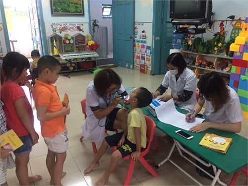 Trường mầm non Hoa Mai khám sức khỏe cho trẻ đầu năm học 2017- 2018. 